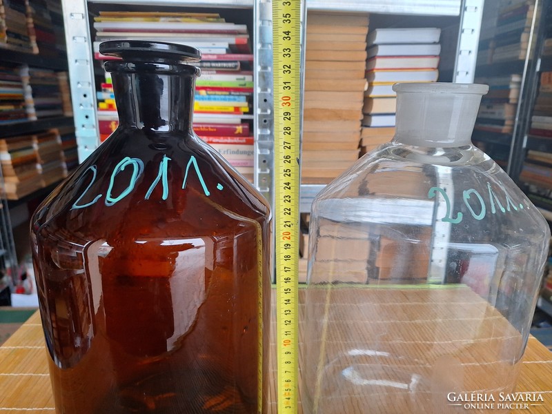 Nagy méretű 33 cm magas,dekoratív barna és átlátszó patika üvegek egyben. 8500.-Ft
