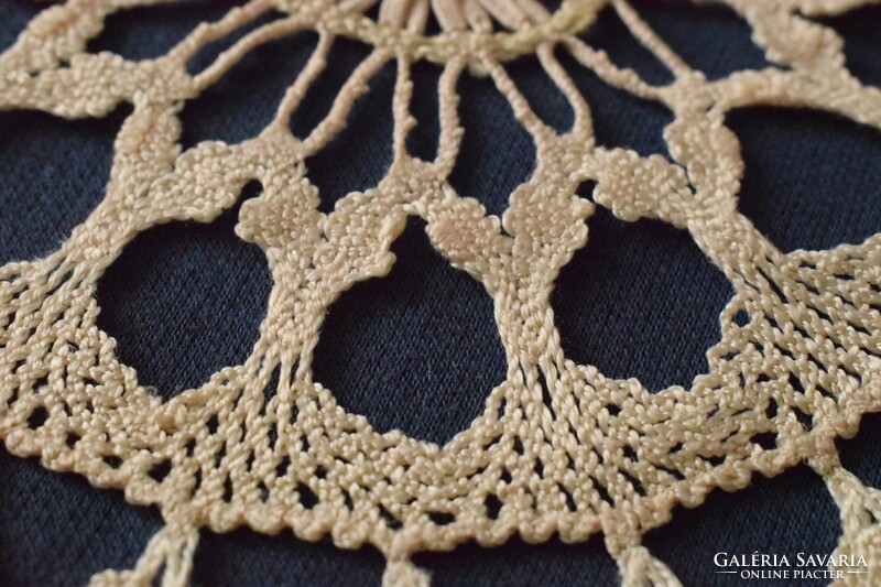 Small table cloth silk beaten lace 23.5 cm handmade