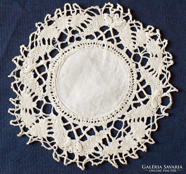Small tablecloth with a beaten lace border, 15.5 cm handwork