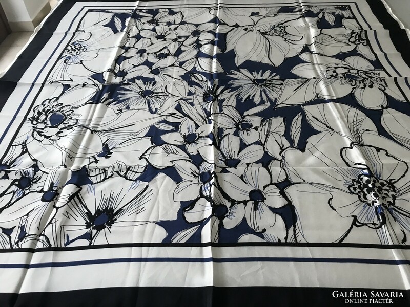 Lucia selyemkendő stilizált virágokkal, 88 x 88 cm