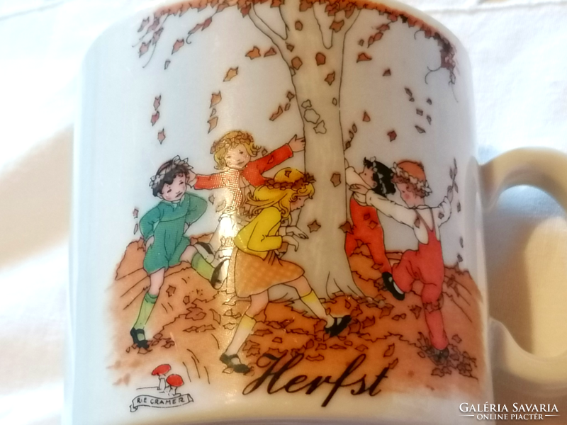 Retró gyönyörű évszak csésze, ŐSZ, fa körül táncoló gyerekek, szignált művészbögre