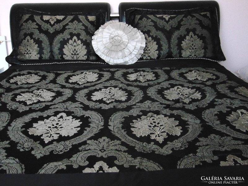 Csodaszép elegáns barokk mintás ágytakaró párnákkal