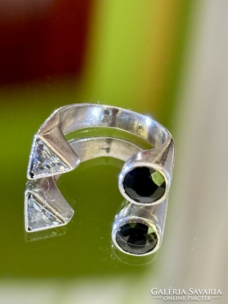 Különleges ezüst gyűrű, Onyx és cirkónia kövekkel