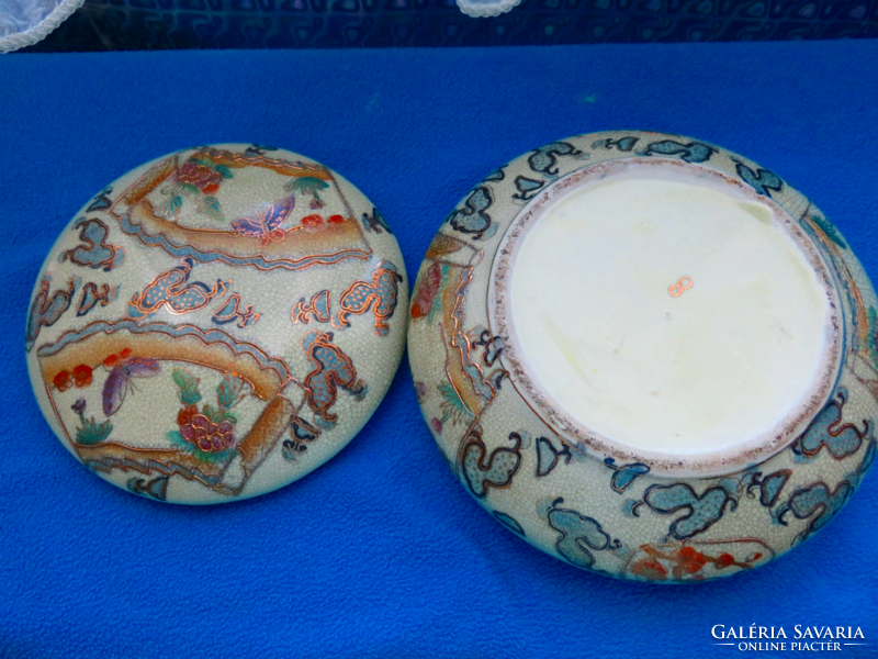 Chinese bonbonier ceramic painted with gold