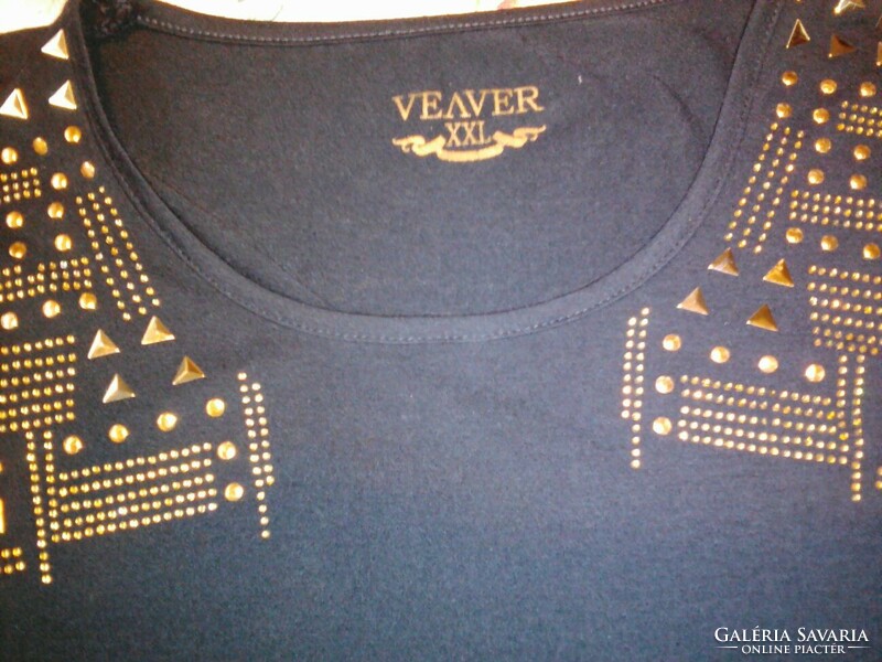 Veaver black t-shirt with gold metal decoration