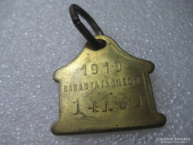 Kutya bárca  , Baranya vármegye  1910.   ,  anyaga  sárgaréz  32 x 34 mm
