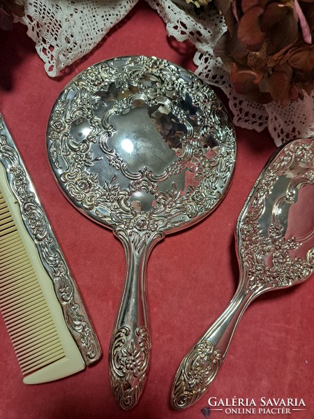 Vintige English silver-plated combing set
