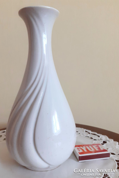 Szép, hófehér váza 23 cm.