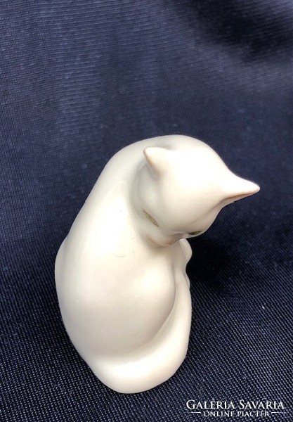 Herendi mosakodó fehér cica, macska miniatűr porcelán figura (4cm) RZ