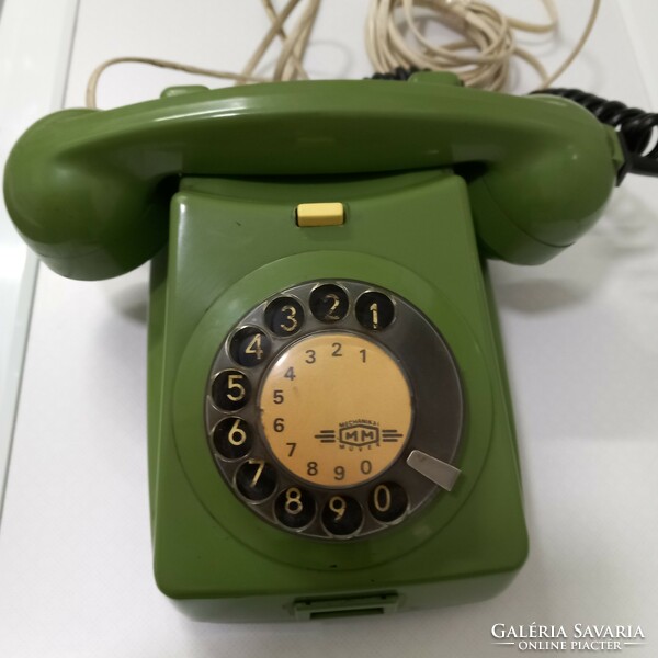 For sale, as shown in the pictures, vintage phone, not antique
