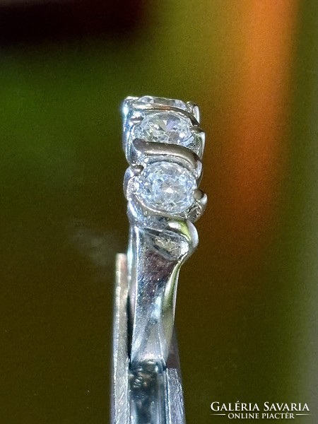 Káprázatos ezüst gyűrű, cirkónia kövekkel ékesítve