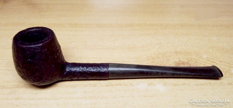 A smokewell london pipe with a straight stem and a rustic finish, in excellent condition