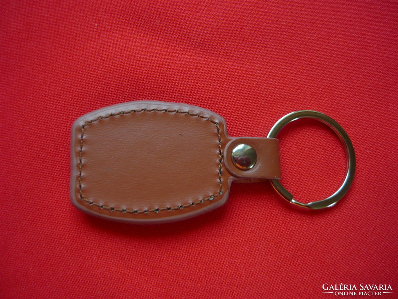 Triumph metal key ring on a leather base