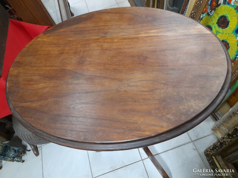Old oval coffee table with spider legs. 78 Cm.