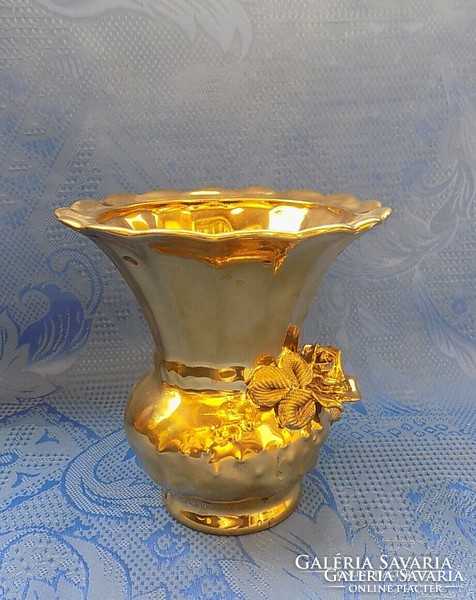 Arany színű rózsás porcelán váza - 12,5 cm