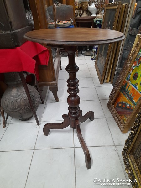 Old oval coffee table with spider legs. 78 Cm.