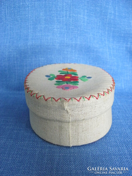 Gift box with an embroidered Kalocsa pattern floral textile cover