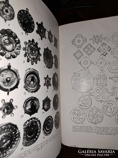 A pannóniai fibulatípusok ..,középkori régészet,fibulák, gazdag képanyaggal