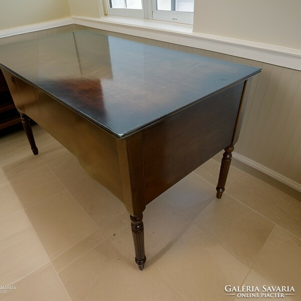 4 fiókos térbe állítható klasszikus stílusú íróasztal