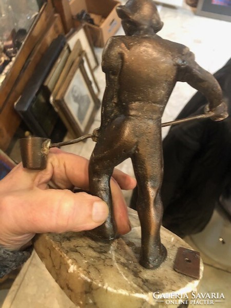 Kohász szobor bronzból, régi, 16 cm-es magasságú.