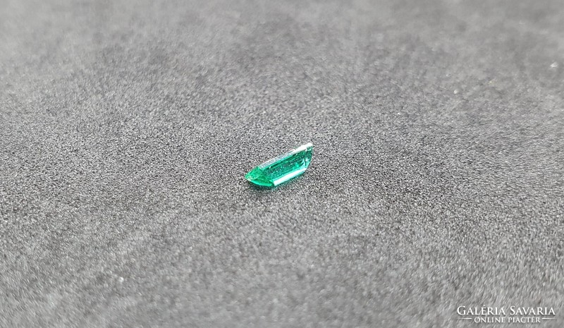Brazilian emerald step cut 0.28 Carat. With certification.