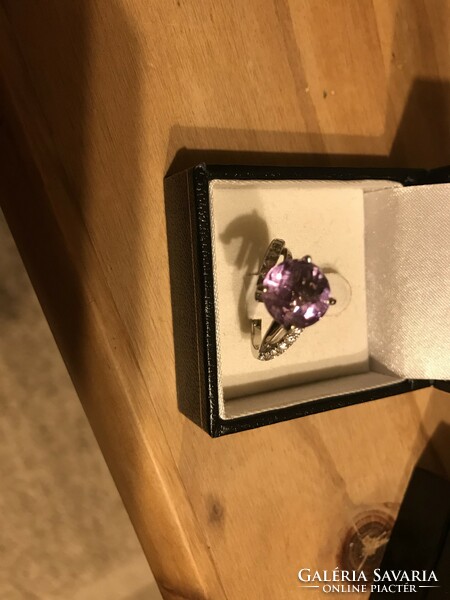 White gold ring with amethyst and diamonds