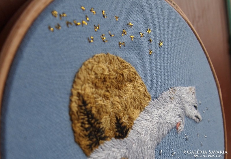 Arctic fox. Freehand embroidery with 1 sewing thread. 7 X 9 cm.