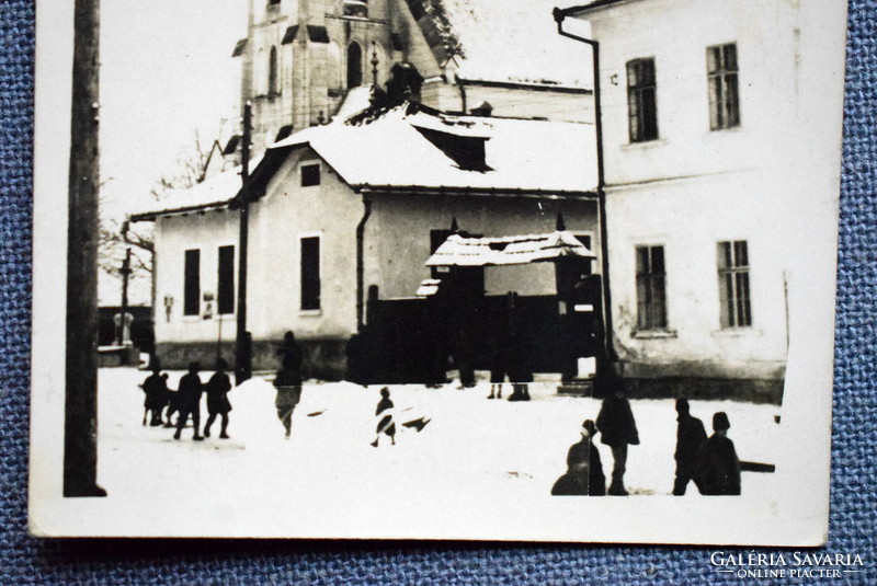 Felsővisó (Máramaros) - egyedi fotó képeslap - templom, iskola tél, gyerekek  19,,