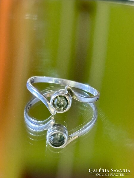 Letisztult formájú ezüst gyűrű, Olivin kővel