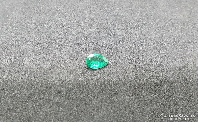 Brazilian emerald drop cut i. 0.18 Carat. With certification.