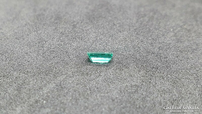 Brazilian emerald step cut 0.28 Carat. With certification.