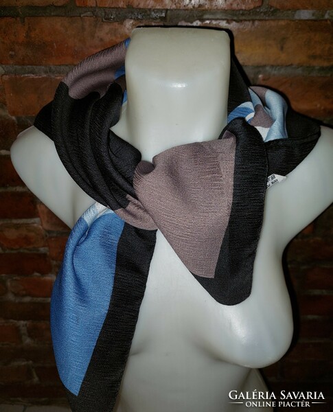 Patterned scarf (polyester material) 76x76 cm