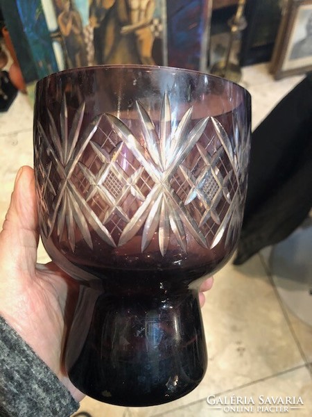 Art deco kristály váza, bordó, 18 cm-es magasságú.