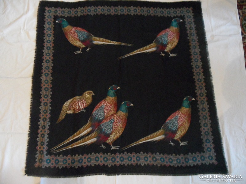 Pheasant-patterned hunting shawl, scarf