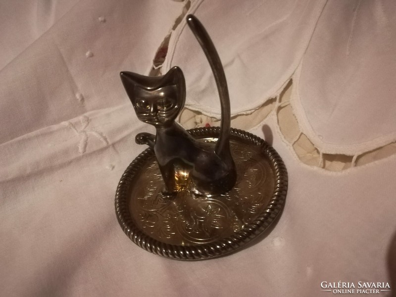 Tömör fém gyűrűtartó cica, kis tálcán