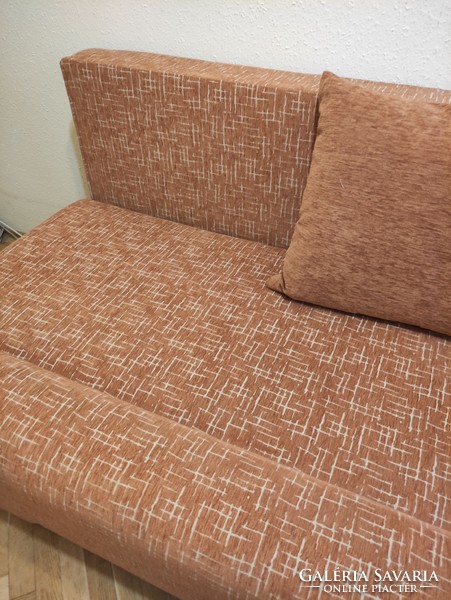 Kinyitható kanapé narancssárga geometrikus mintás bútorszövettel