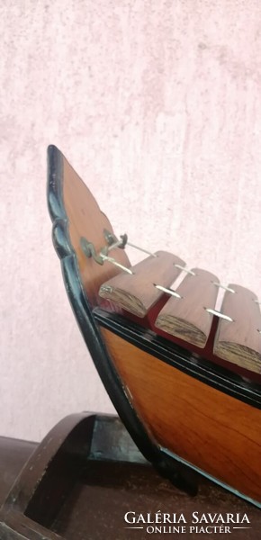 Gamelán különleges csónak testű ütős hangszer. Thaiföldi egyedi ritkaság