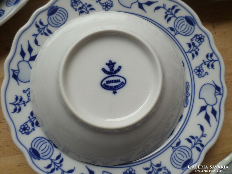 Older onion pattern porcelain 3-piece cup set - piece