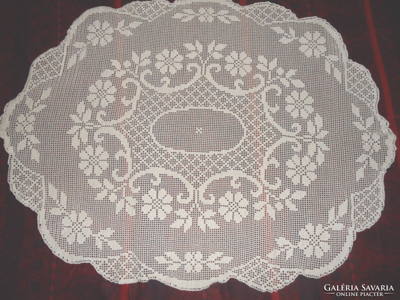 Hand-crocheted lace tablecloth (105 cm x 135 cm)