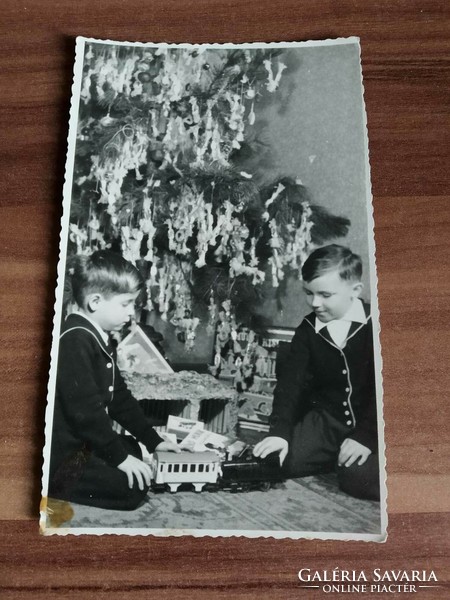 Régi fotó, gyerekek, karácsonyfa, 1957. december 31. méret: 13,5 cm x 8 cm
