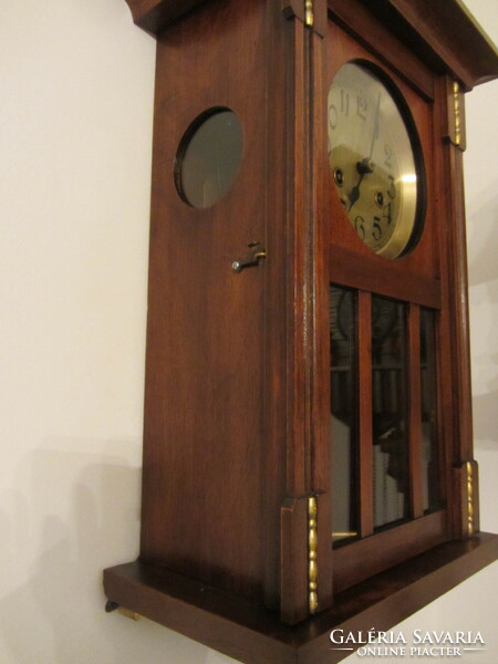 A well-functioning, clear sound that indicates the passing of the hours, spring-loaded wall clock