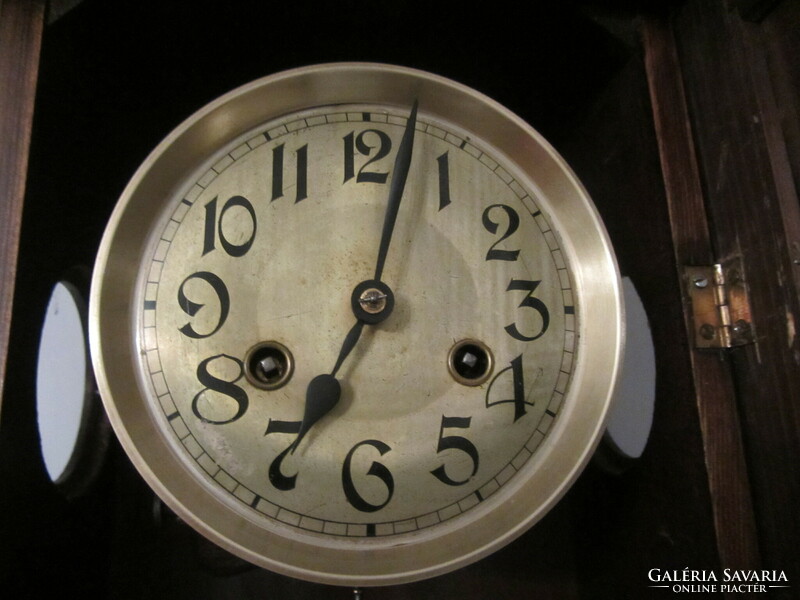 A well-functioning, clear sound that indicates the passing of the hours, spring-loaded wall clock