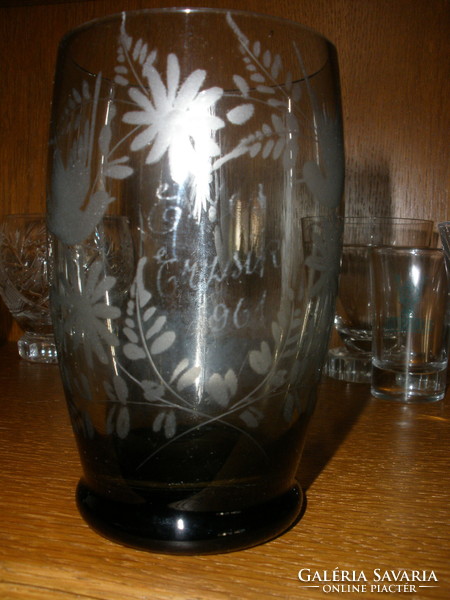 Polished commemorative cup with a dove pattern