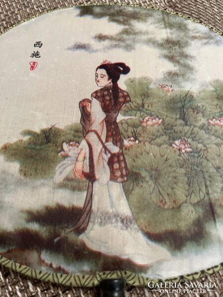 Artificial silk fan depicting a Japanese woman with a diameter of 22 cm, in beautiful condition!