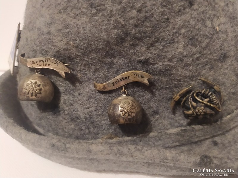 2 db túrakalap számos  kalaptűvel, jelvénnyel/kitűzővel.