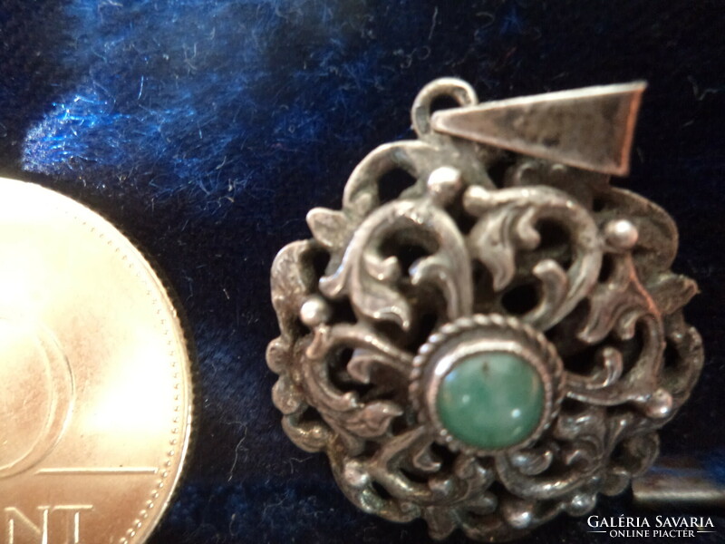 Antik ezüst áttört medál smaragd (?) zöld kővel