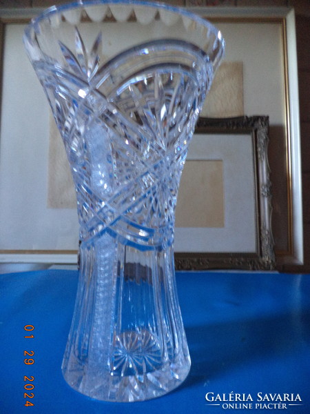 A wonderful lead crystal vase! 1/5