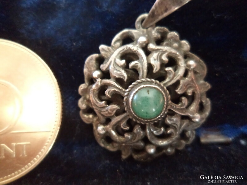 Antik ezüst áttört medál smaragd (?) zöld kővel