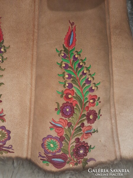 Népművész által tervezett, hímzett, különleges kun motívumos, egyedi irhabunda