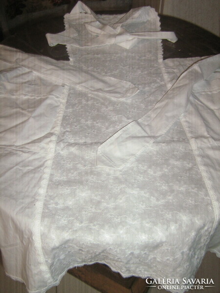 Beautiful white light madeira pocket apron